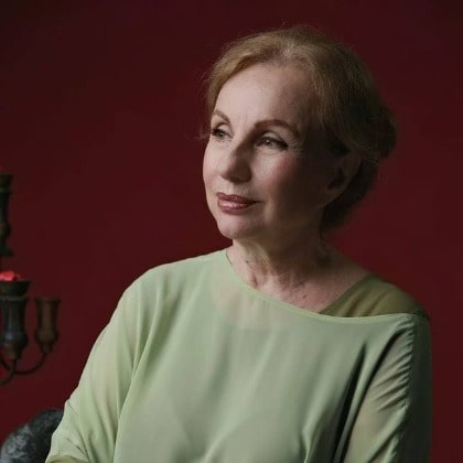 Aysen Inci posing for her Instagram feed by wearing green cloth.